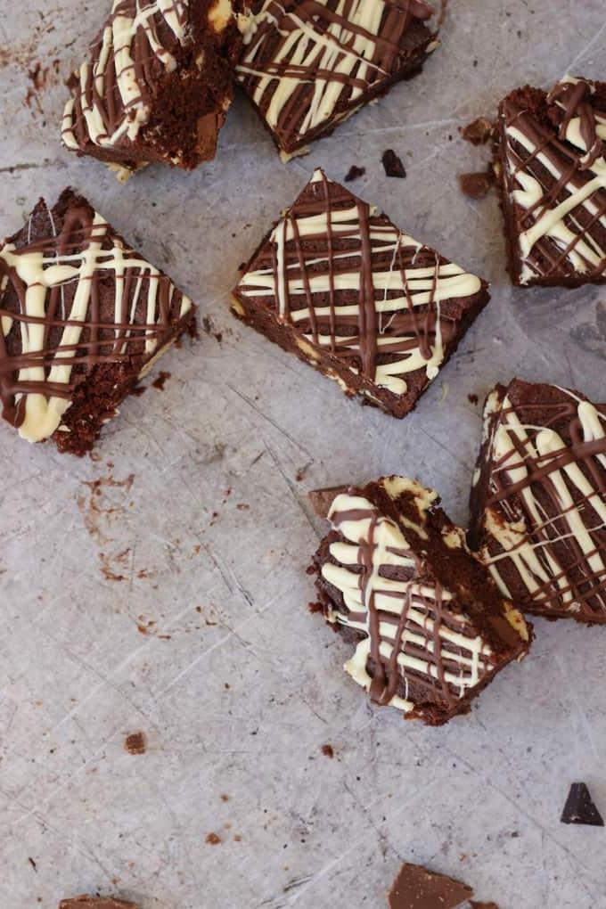 Brownies al Cioccolato al Microonde - Una porzione singola di brownie doppio cioccolato, ricca e umida, con pezzetti di cioccolato e glassa bianca, preparata rapidamente nel microonde. Ideale per un dolce espresso.