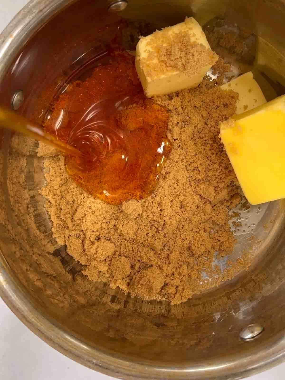 Pancakes Facili {Ricetta Infalibile!} 6 Zucchero di canna, burro e sciroppo d'oro in una pentola per il passaggio 1 della ricetta dei Flapjacks.