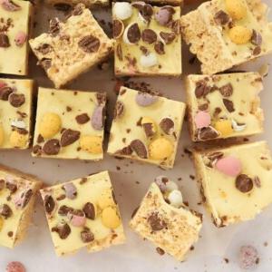 **Barrette Rice Krispies con Mini Ovetti** 6 Dolcetti Croccanti di Riso Soffiato e Marshmallow con Mini Ovetti Senza Cottura