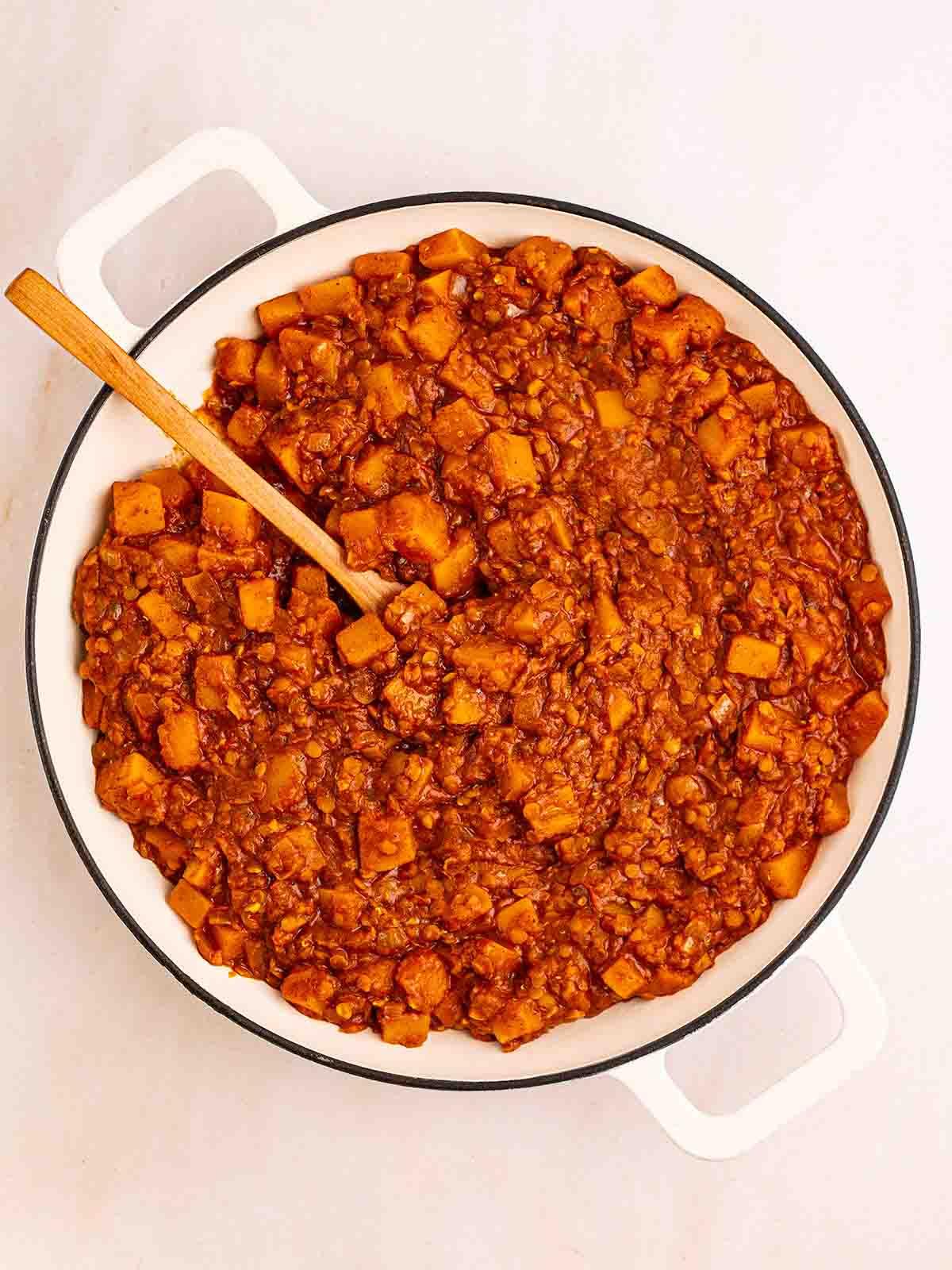 Facile Curry di Avanzi di Tacchino 6 Passo 2: Aggiungere cubetti di zucca, pomodori, brodo e lenticchie per la base del curry.