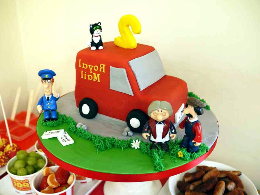 Bambini con occhiali a tema Postman Pat nel giardino
