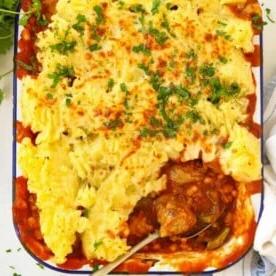 Piano Pasti 23 (5 Cene Sotto i £30) 6 Cowboy Pie appena sfornata. Salsiccia e fagioli ricoperti di purea di patate.