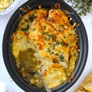 Zuppa di Cipolle alla Francese (Ricetta Facile per Pentola a Cottura Lenta) 6 zuppa di cipolle francese in slow cooker con crosta di formaggio