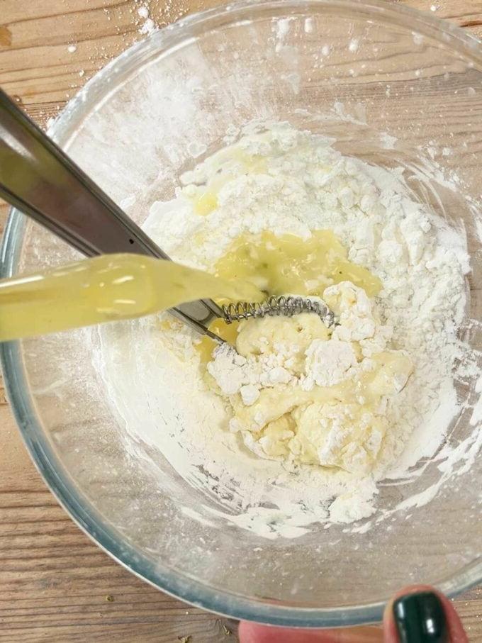 Torta di pollo e prosciutto {La più facile di sempre in una padella!} 6 Fase 2: Preparazione della salsa istantanea con brodo e maizena.