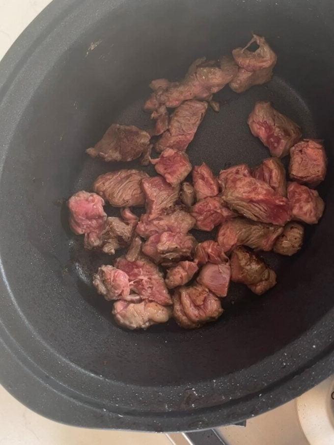 Stufato di Manzo a Lenta Cottura con Sugo Ricco 6 Passaggio 2 della ricetta per lo Stufato di Manzo in Slow Cooker.