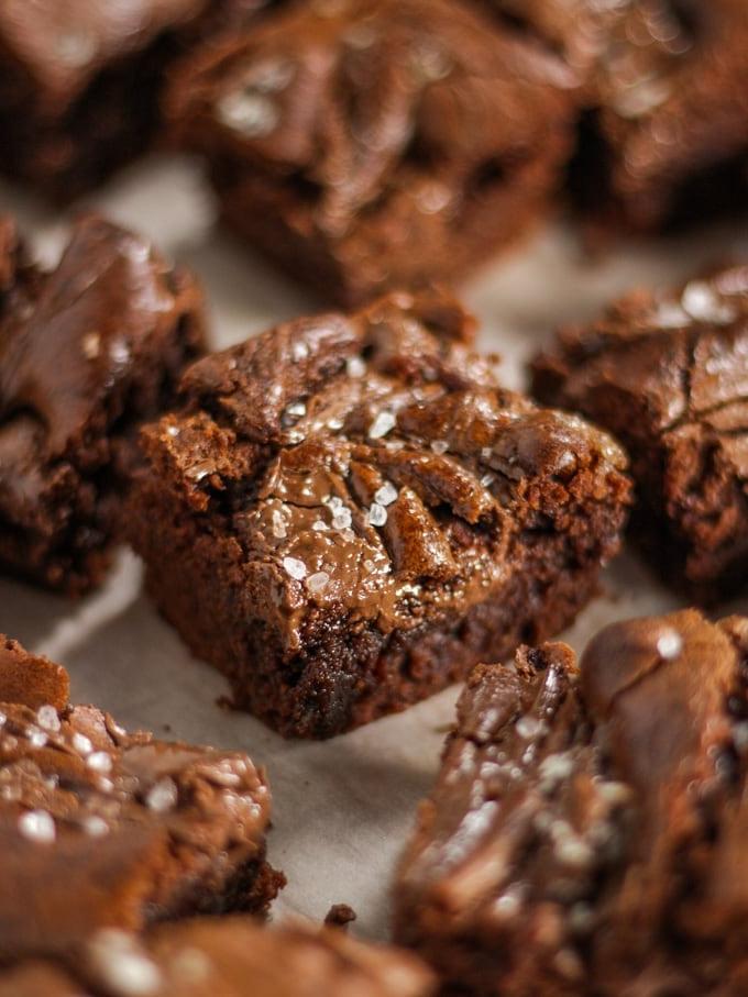 Brownies alla Nutella {Solo 3 Ingredienti!} 6 Brownies al cioccolato salato con spirali di Nutella in primo piano