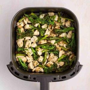 Pollo al Burro all'Aglio in Teglia con la Friggitrice ad Aria 6 Un piatto in teglia per friggitrice ad aria con pollo al burro all'aglio e broccoli.