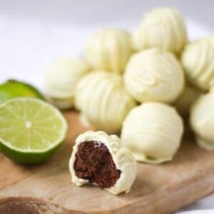Ricetta dei Tartufi al Gin Tonic con Cioccolato Bianco 6 Tartufi al Gin & Tonic - il regalo di Natale fatto in casa perfetto. Ideale per un amante del gin o del cioccolato!