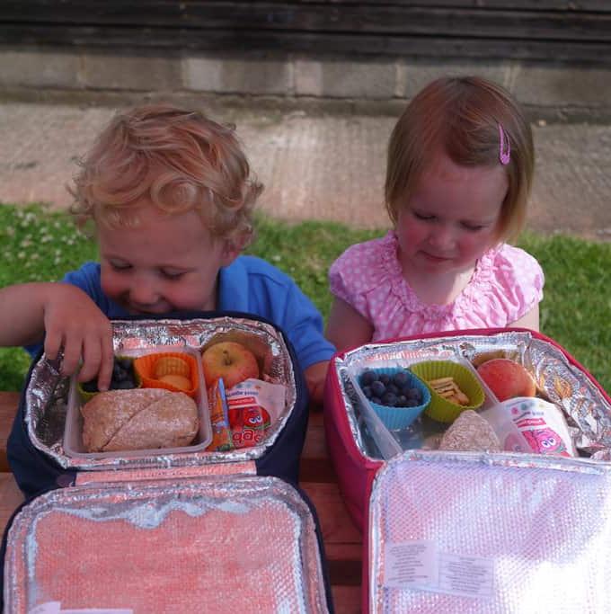 Bambini che mangiano il pranzo al sacco