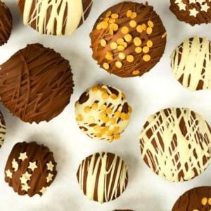 Bombe di Cioccolata Calda {Ricetta Facile} 6 Una collezione di Bombe di Cioccolata Calda decorate con un assortimento di dimensioni.