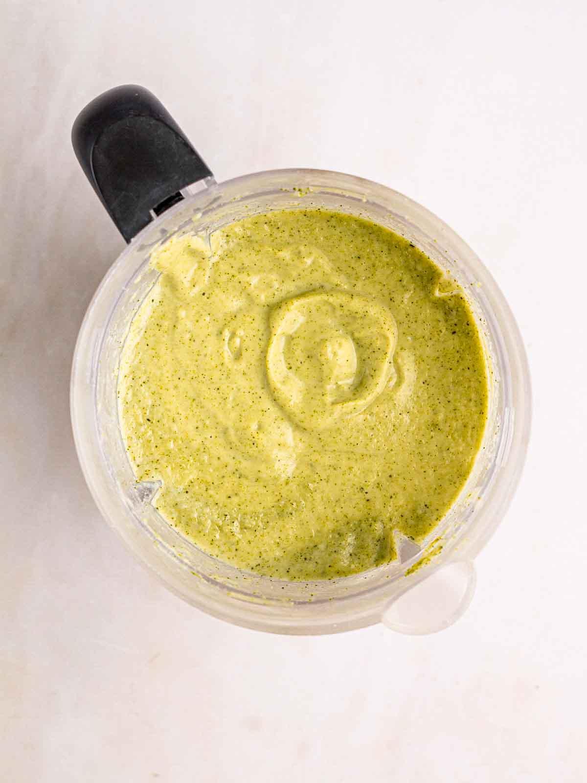 Zuppa di Broccoli e Stilton 6 Un frullatore elettrico con all'interno la Zuppa di Broccoli e Stilton verde per il passaggio 3 della ricetta.