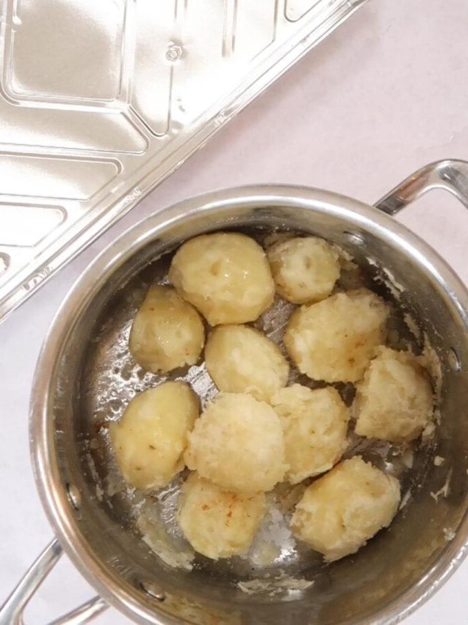 **Patate Arrosto {Le Migliori di Sempre, Ricetta Facile!}** 6 Ricetta su come preparare le patate arrosto, passo 2: condire e sgranare.