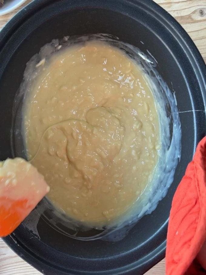 Una slow cooker con cioccolato bianco e latte condensato fusi. Ricetta Fudge Rolo. Passaggio 2.