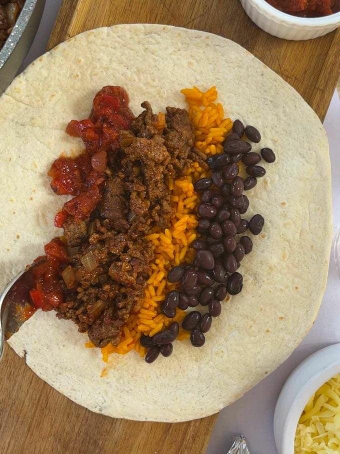 **I Burritos di Manzo Più Semplici di Sempre {Pronto in 30 Minuti}** 7 Come fare i Burrito di Manzo. Fase 3. Aggiungere tutti i ripieni su una tortilla.