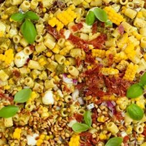 La Migliore Insalata di Pasta al Pesto di Sempre {Pronta in 15 Minuti} 7 Primo piano di pasta mescolata con molti ingredienti per creare una deliziosa insalata di pasta al pesto.