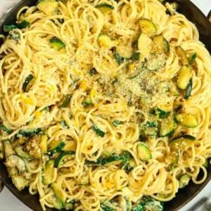 Pasta Cremosa con Zucchine 7 Pasta Spaghetti alle Zucchine in una grande padella.