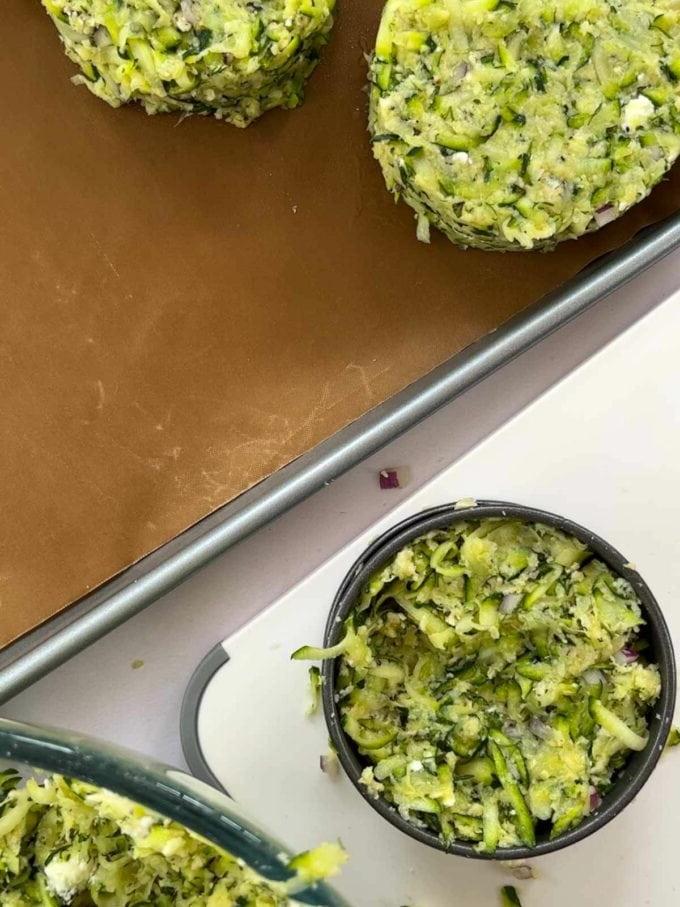 Come fare le Frittelle di Zucchine. Fase 3. Formare otto tortini rotondi su una teglia da forno.