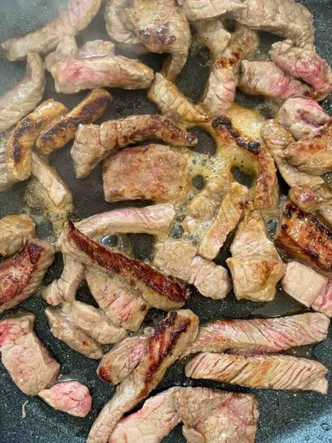 Manzo Glassato e Noodles {Monopadella} 7 Bistecca che frigge in padella con olio.