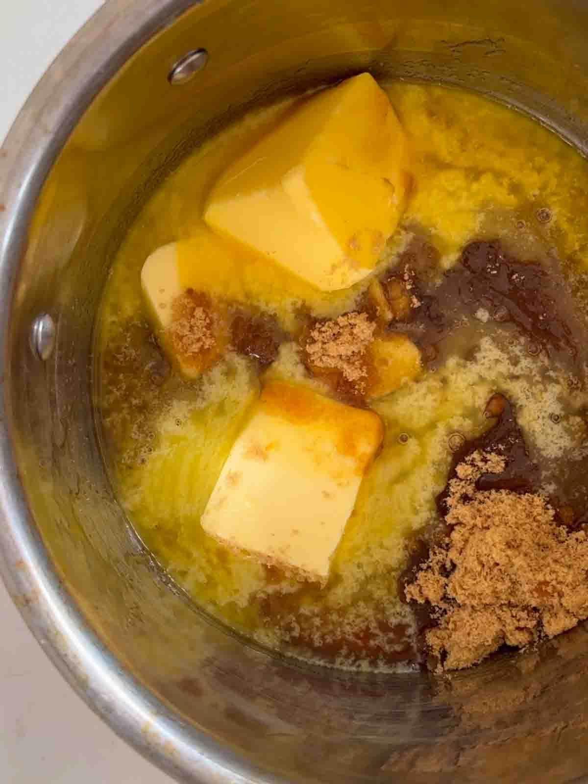 Pancakes Facili {Ricetta Infalibile!} 7 Una pentola con burro e zucchero che si sciolgono per il passaggio 2 della ricetta dei flapjacks.