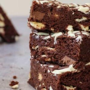 Brownies al Microonde – Ricetta di Brownies al Cioccolato Fondenti e Scioglievoli 7 Brownies al Cioccolato al Microonde - Una pila di brownies ricchi e fondenti, pronti in meno di 30 minuti. Perfetti per un dessert veloce o una coccola irresistibile, con la loro consistenza umida e un cuore di cioccolato.