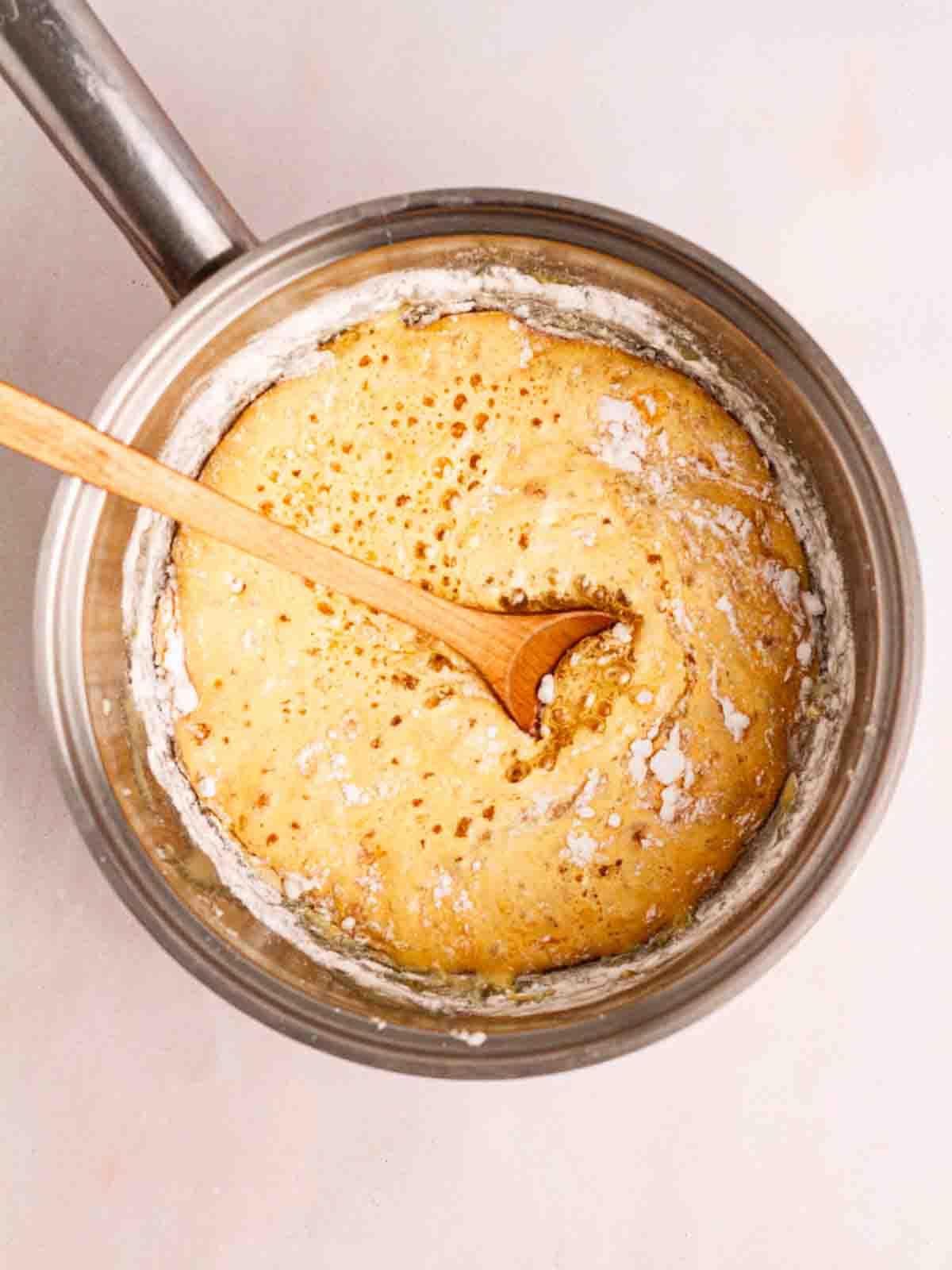 Come fare il nido d'ape 7 Composto di honeycomb che bolle in una pentola per il passaggio 4 del processo della ricetta.