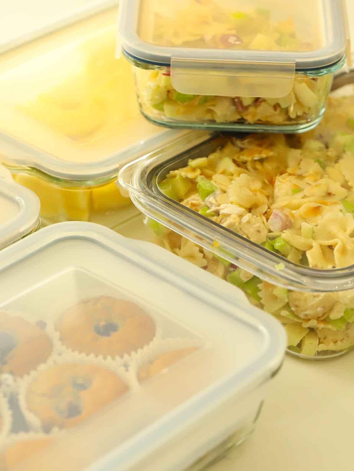 **Organizzazione Domenicale 7: Pre-preparazione Pasti** 7 Contenitori pieni di cibo con pasti e spuntini pre-preparati per la settimana.