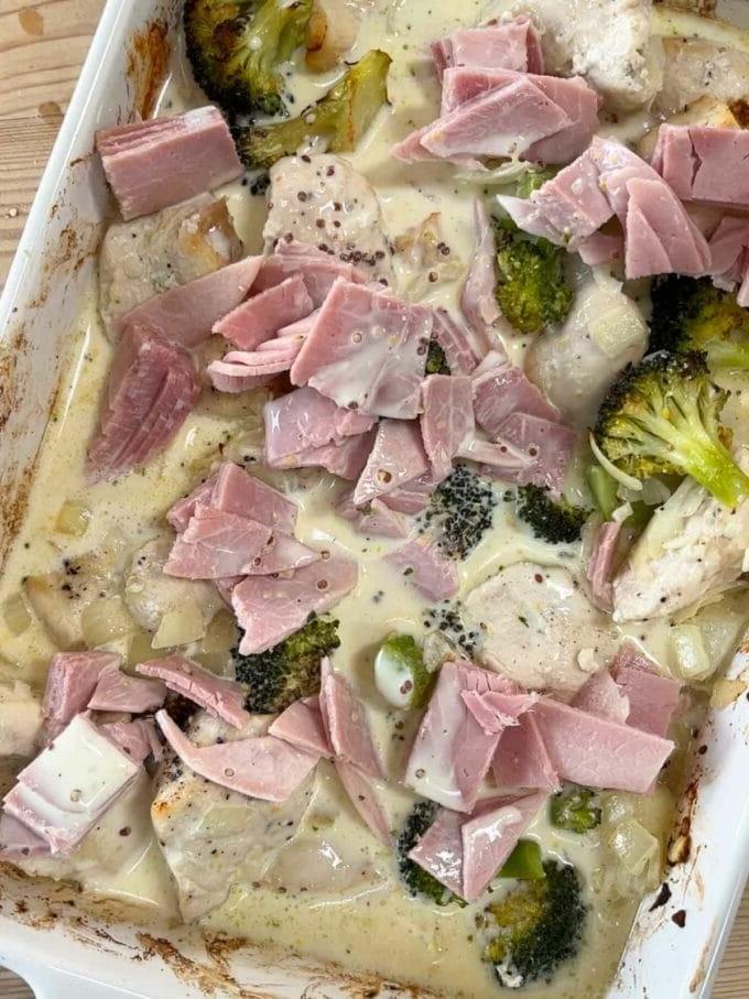 Torta di pollo e prosciutto {La più facile di sempre in una padella!} 7 Fase 3: Aggiunta del prosciutto e della salsa al ripieno precotto.