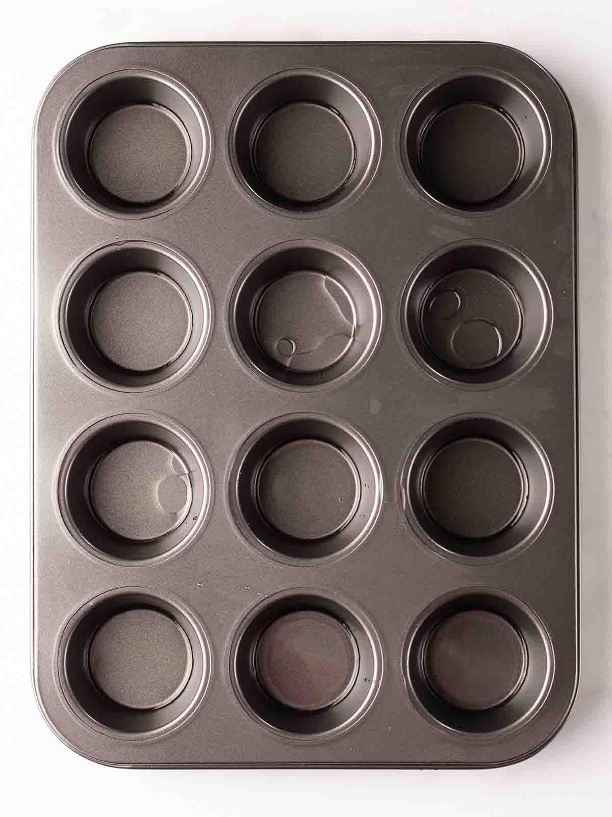 Yorkshire Puddings {Ricetta infallibile!} 7 Una teglia per muffin con un po' d'olio nel fondo di ogni cavità per la ricetta dei Pudding dello Yorkshire.