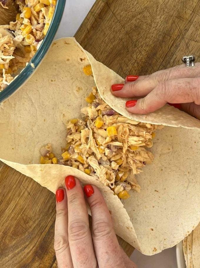 Facili Wrap di Pollo 7 Passaggio 3 della ricetta dei Wraps di Pollo. Piegare la tortilla.