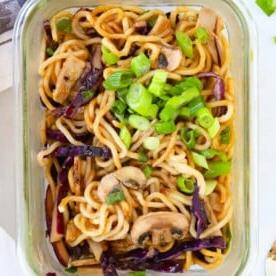 Piano Pasti 10 {Pasti da 10 Minuti} 7 Noodles istantanei fatti in casa con verdure fresche e carne in una pratica ciotola.