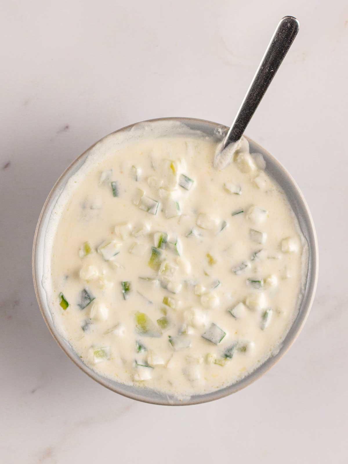 Facili Kofta di Agnello {con Tzatziki} 7 Una ciotola di tzatziki fatto in casa con un cucchiaio, pronto per essere servito con i Kofta di agnello.