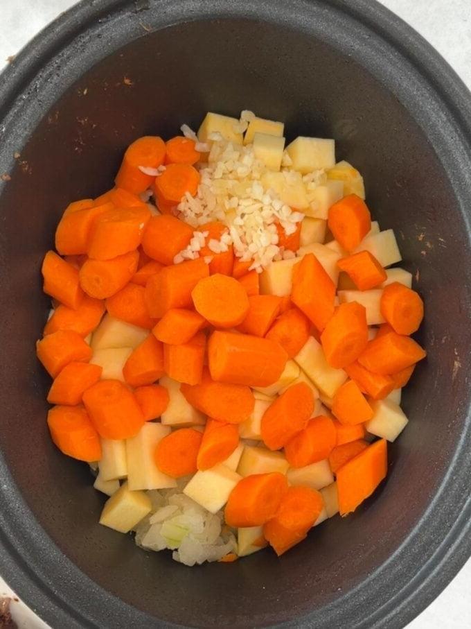 Stufato di Manzo a Lenta Cottura con Sugo Ricco 7 Passaggio 3 della ricetta per lo Stufato di Manzo in Slow Cooker.