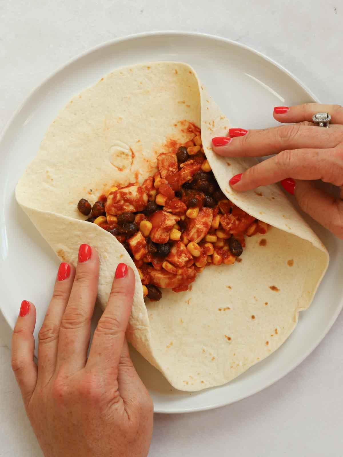 Enchiladas di Pollo 7 Una tortilla piegata con un ripieno di enchilada di pollo.