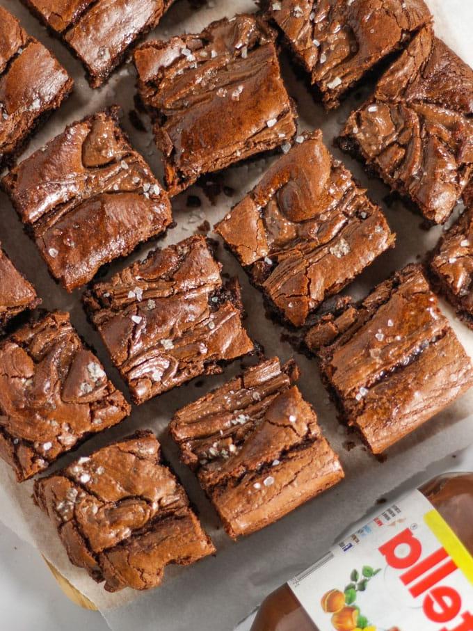 Brownies alla Nutella {Solo 3 Ingredienti!} 7 Brownies al cioccolato con un barattolo di Nutella in primo piano