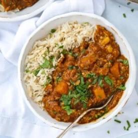 Piano Pasti 7 7 Una ciotola di curry di zucca butternut con riso, pronto per essere gustato, un piatto vegano saporito e veloce.