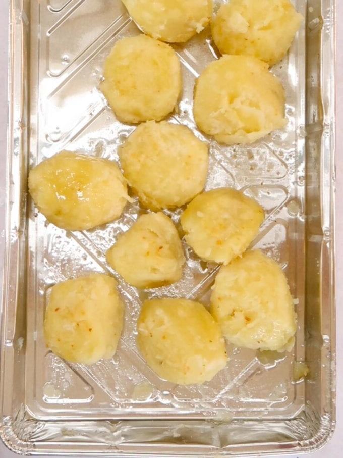 **Patate Arrosto {Le Migliori di Sempre, Ricetta Facile!}** 7 Ricetta su come preparare le patate arrosto, passo 3: preriscaldare forno e olio.