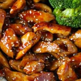 Primo piano di Pollo Teriyaki cotto con semi di sesamo e broccoli.