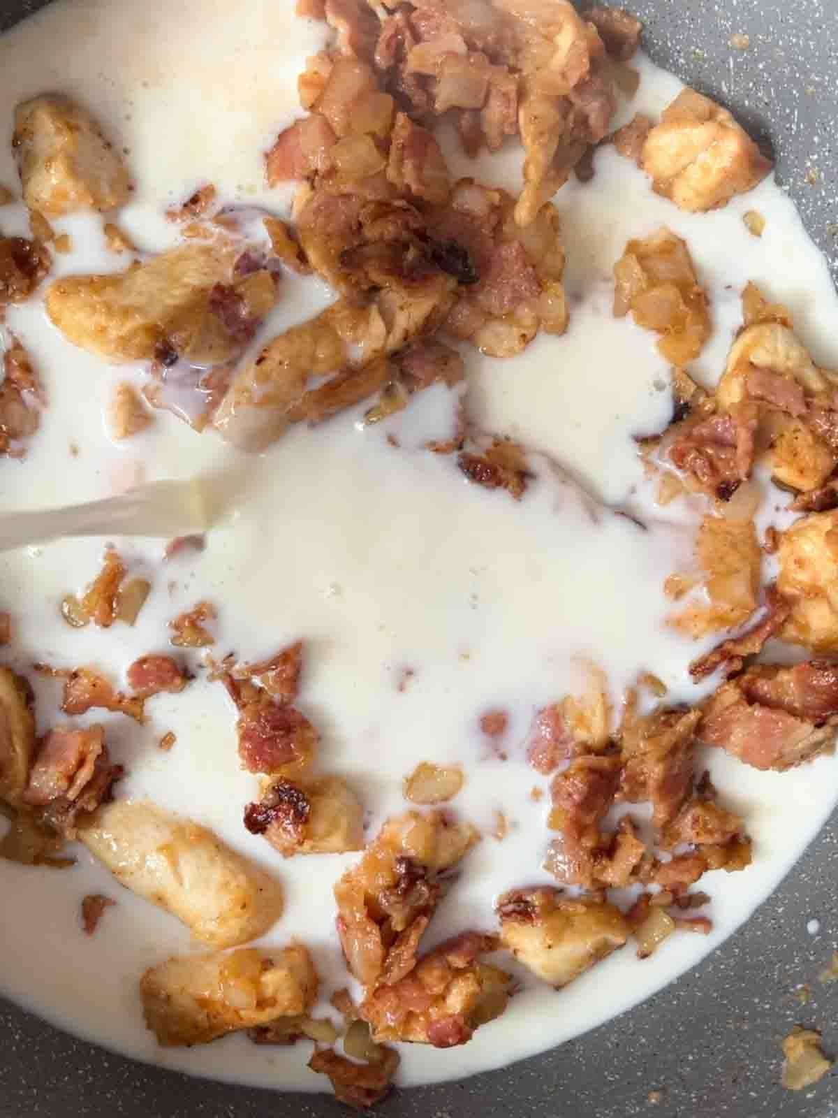 Pasta al Forno con Pollo e Pancetta {Così Facile!} 7 Versare il latte nella padella.
