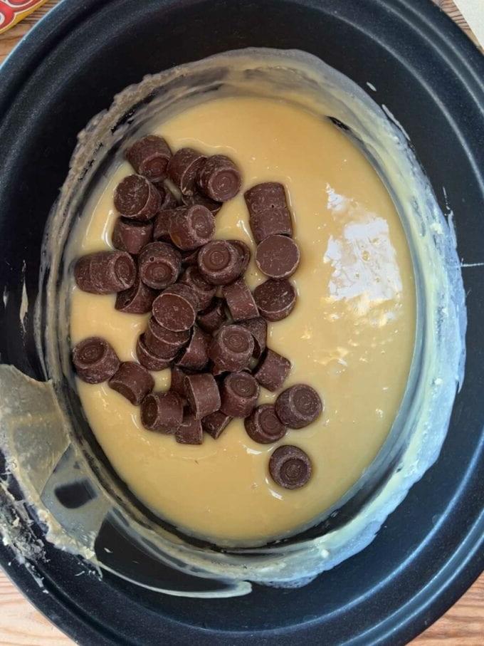 Una slow cooker con cioccolato bianco e latte condensato fusi e rolo. Ricetta Fudge Rolo. Passaggio 3.