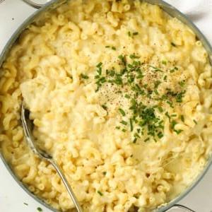 Maccheroni al formaggio semplici in una sola pentola per una cena veloce per tutta la famiglia.