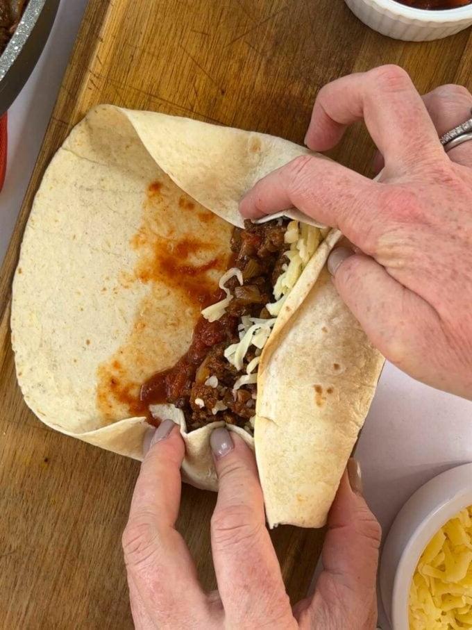 **I Burritos di Manzo Più Semplici di Sempre {Pronto in 30 Minuti}** 8 Come fare i Burrito di Manzo. Fase 4. Arrotolare la tortilla strettamente con il ripieno all'interno.