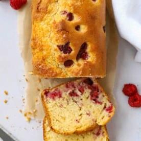 Nessuna bilancia necessaria per questa torta allo yogurt. Fette di torta deliziosa su un tavolo.