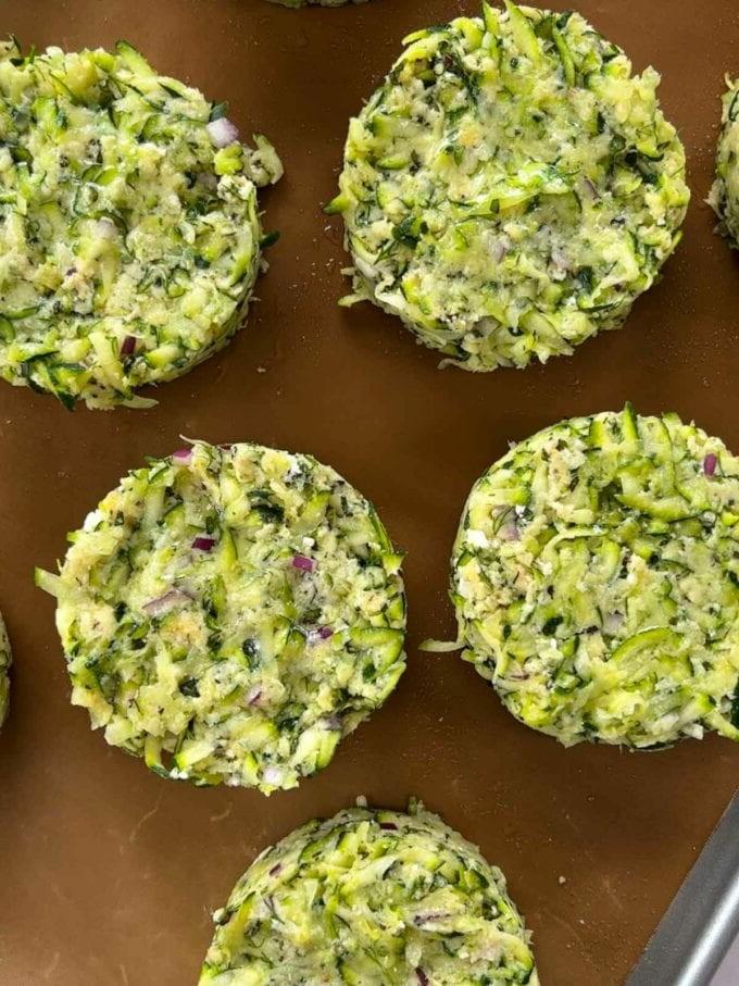 Come fare le Frittelle di Zucchine. Fase 4. Disporre i tortini su una teglia da forno e cuocere in forno.
