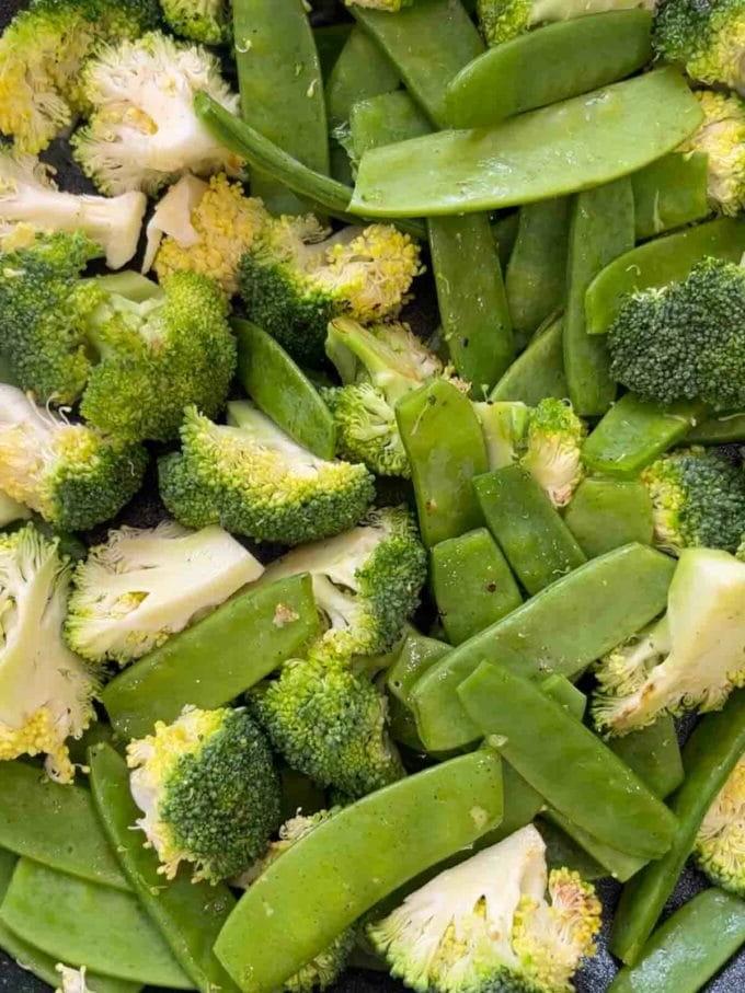 Manzo Glassato e Noodles {Monopadella} 8 Una combinazione di taccole e broccoli tritati mescolati insieme.