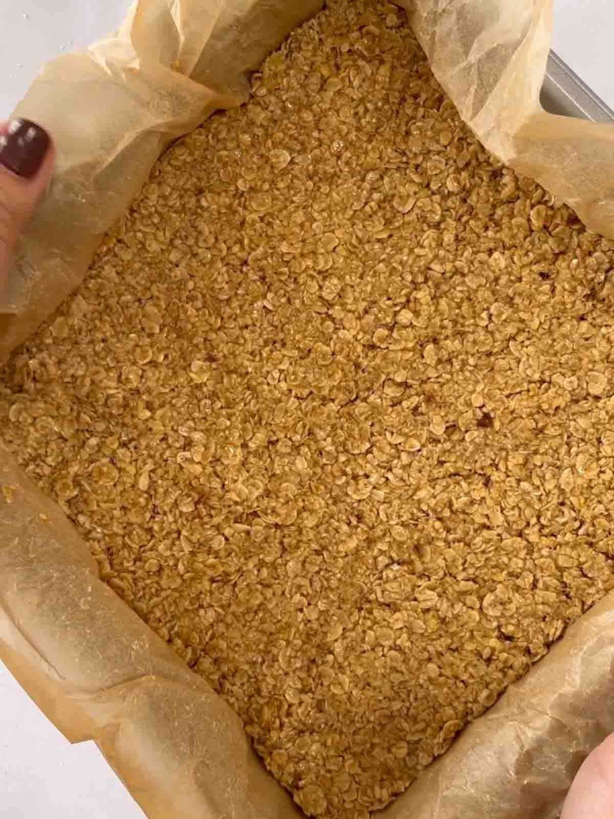 Pancakes Facili {Ricetta Infalibile!} 8 Miscela di avena pressata in una teglia da forno per il passaggio 3 della ricetta dei flapjacks.