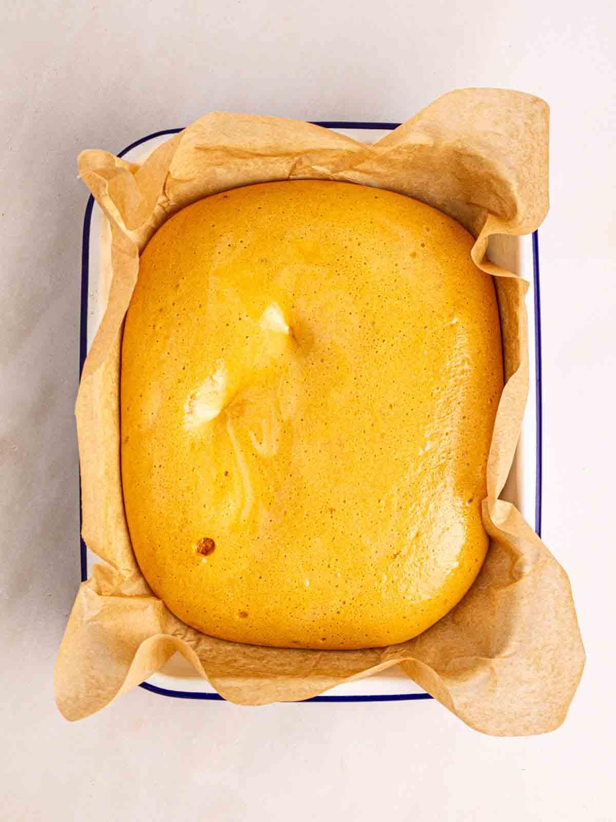 Come fare il nido d'ape 8 Una teglia con honeycomb all'interno per il passaggio 5 del metodo della ricetta.