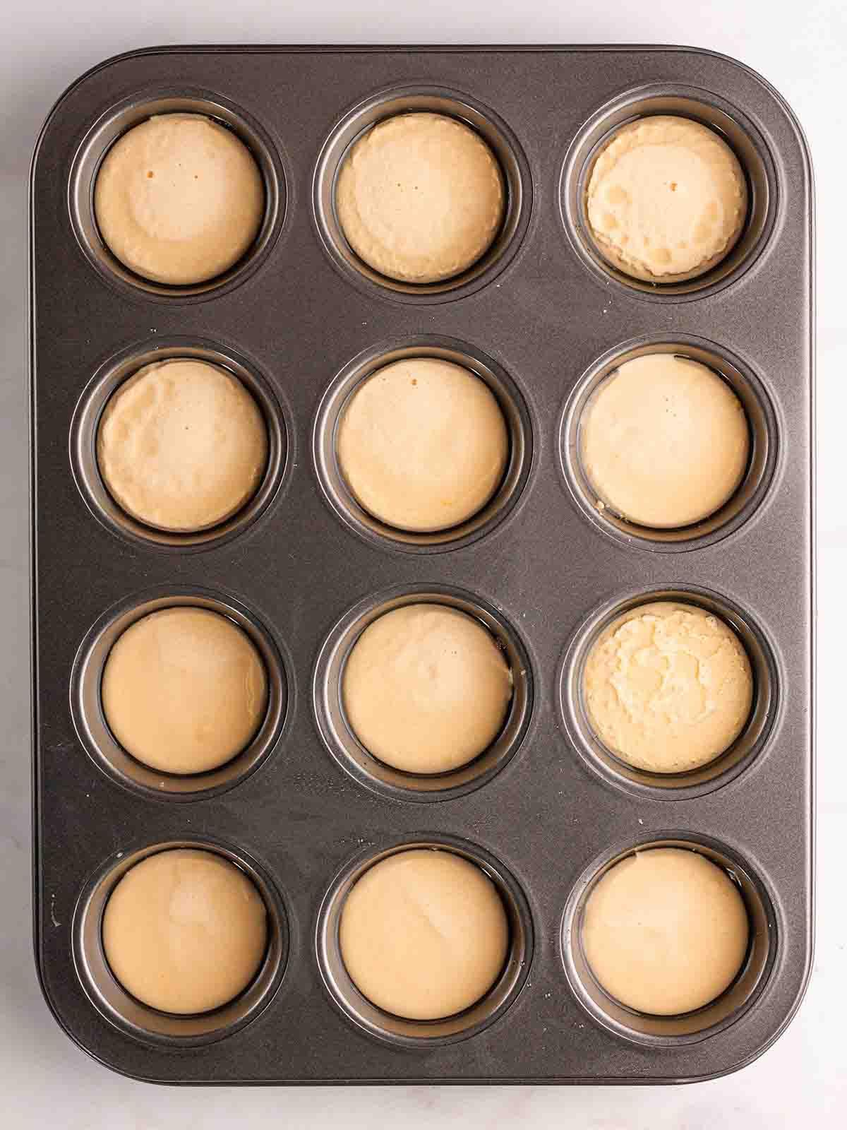 Yorkshire Puddings {Ricetta infallibile!} 8 Una teglia per muffin con ogni cavità riempita con la pastella per i Pudding dello Yorkshire.
