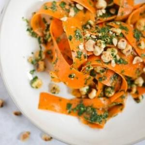Insalata di carote con condimento alle erbe 8 Foto ravvicinata di insalata di carote.