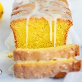 Domenica: Preparazione Pasti per la Settimana 5 8 La migliore ricetta di torta al limone con glassa. Cotta e affettata su un piatto.
