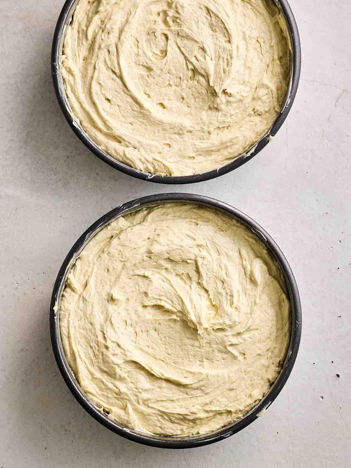 Torta Victoria Classica 8 Due stampi per torta riempiti con impasto spugnoso, pronti per essere infornati per preparare la Torta Victoria Sponge.